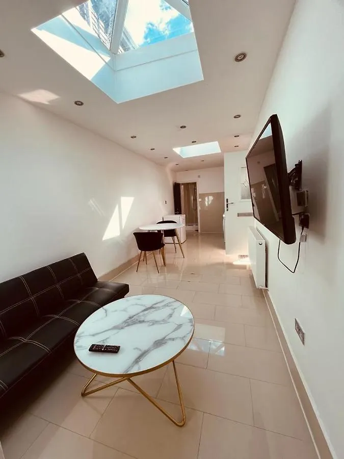 Spacious 1 Bed Flat Near Heathrow Хитроу