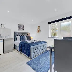 Heathrow Stays - Fawns Manor Hillingdon