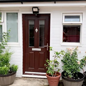 Mon Repos Heathrow: Cozy With Garden, Netflix & Nearby Amenities Hillingdon