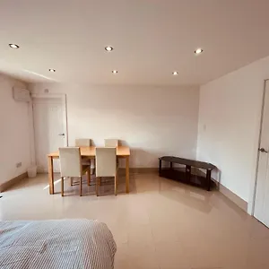 Large Flat B Near Heathrow Hillingdon