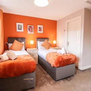 Comfortable 4-bedroom With Free Wifi And Driveway Hillingdon