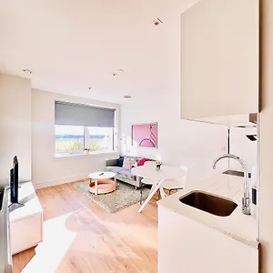 Luxx & Suites, London Heathrow Airport, Terminal 4, Piccadilly Underground Train Station Nearby! Hillingdon
