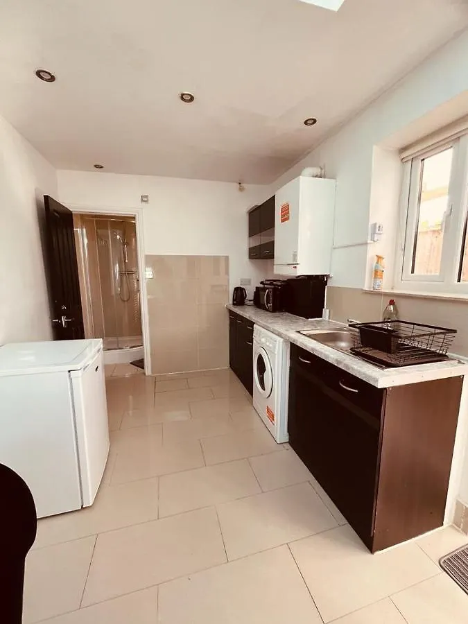 Spacious 1 Bed Flat Near Heathrow Hillingdon 0*,