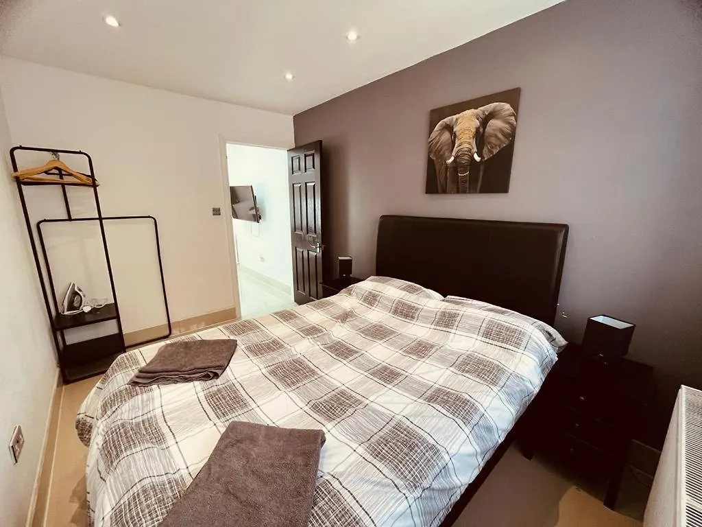 Spacious 1 Bed Flat Near Heathrow Hillingdon