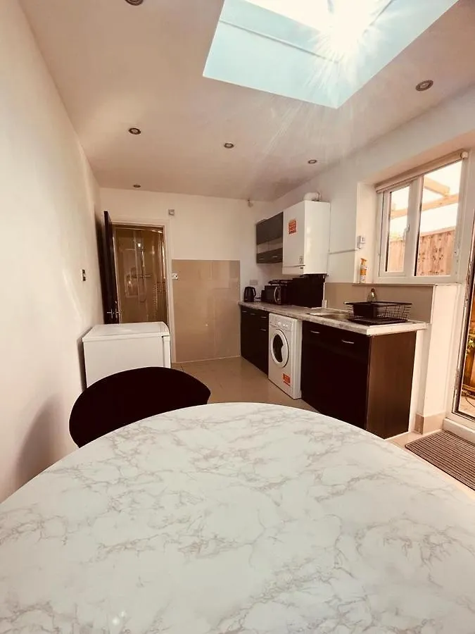 Spacious 1 Bed Flat Near Heathrow Hillingdon Apartment