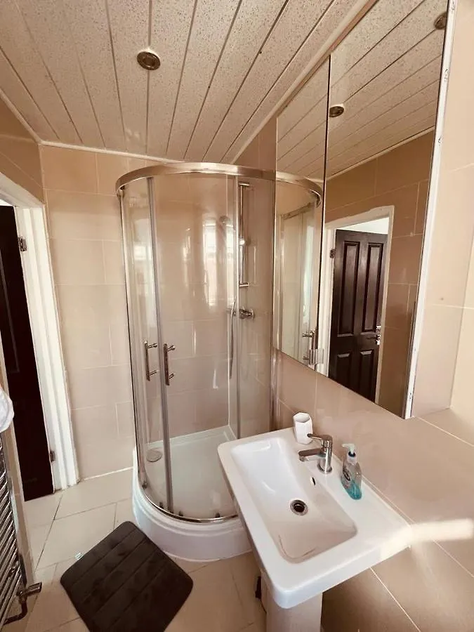 Spacious 1 Bed Flat Near Heathrow 希思罗 公寓